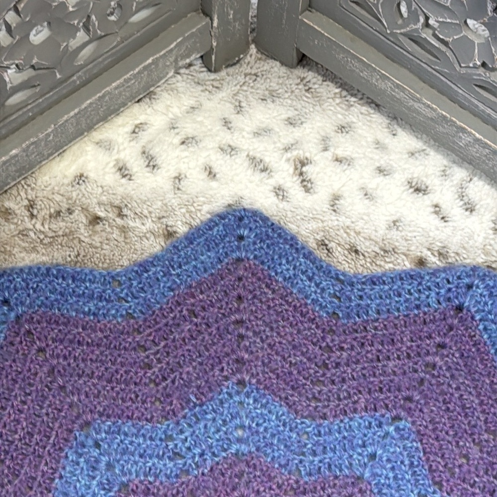 Handcrafted knit star shaped mat blue purple statement piece home decor accent - Picture 3 of 9